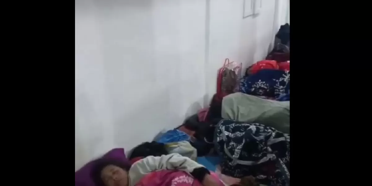 Sejumlah orang tua mendampingi siswa yang dirawat akibat dugaan keracunan makanan bergizi gratis di RSUD Sidikalang.  (X/neVerAl0nely___)