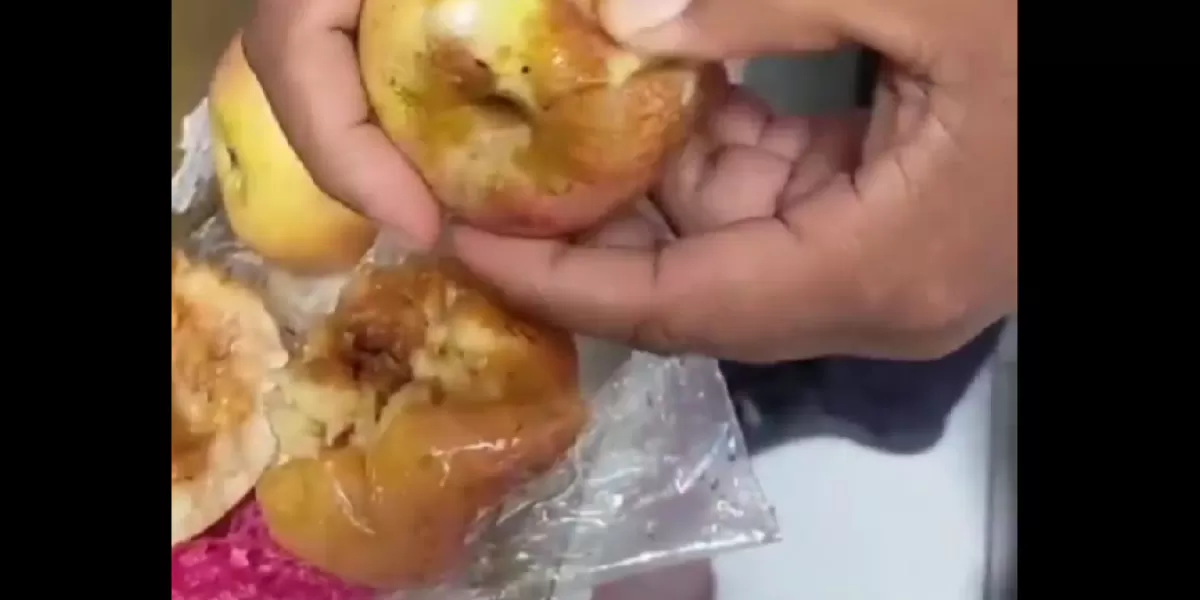 Tangkapan layar video yang memperlihatkan kondisi apel diduga membusuk dalam menu MBG di salah satu SD di Ampenan, Kota Mataram. (X/kenhans03)