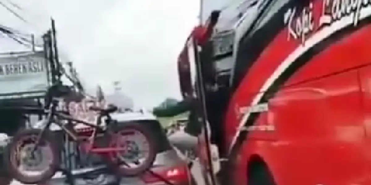 Tangkapan layar video yang memperlihatkan bus diduga memepet kendaraan di jalur Solo-Yogyakarta hingga berujung konflik. (X/B3doel___)