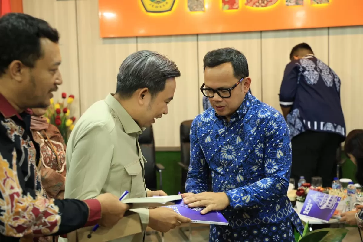 Wamendagri Bima Arya saat bersama Gus Fawait. (M Purnomo/SketsaNusantara.id)