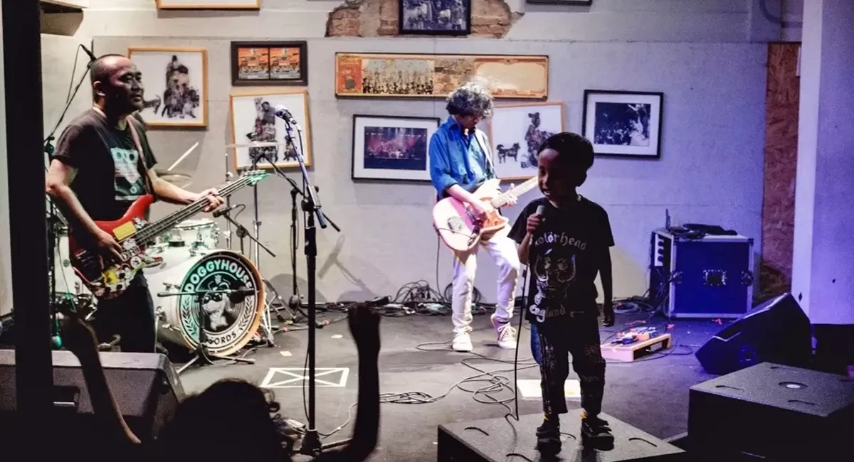 Potret penyanyi cilik Gandhi Sehat saat manggung bersama band punk bentukan ayahnya, album terbaru bertajuk 'Cita-Citaku (Gak Jadi Polisi)' mendadak ditarik jadi peredaran dapat sorotan tajam warganet (Instagram/gandhi_sehat)