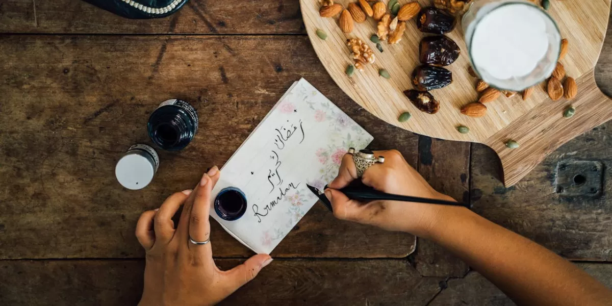 10 inspirasi caption untuk Ramadhan 2026 yang estetik dan penuh makna untuk unggahan sosial mediamu. (Pexels/Anna Tarazevich)