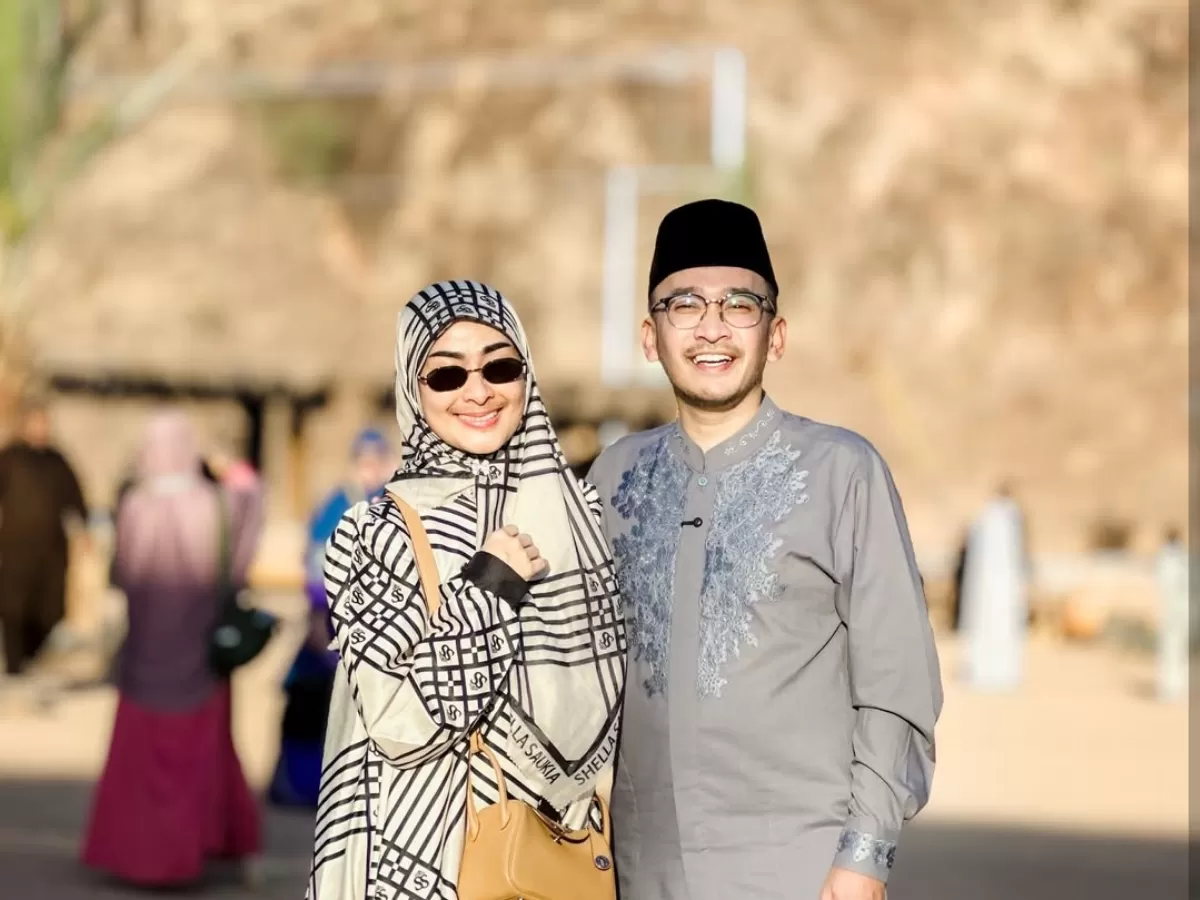Potret Iis Dahlia dan Ruben Onsu berjumpa di Madinah saat umrah. (Instagram/@isdahdahlia)