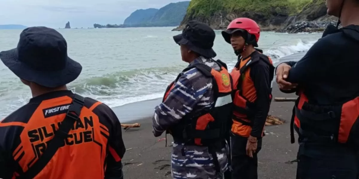 Tim SAR Gabungan saat melakukan pencarian pemancing yang jatuh di Pantai Cangaan Jember (Instagram/@kantorsar_banyuwangi)