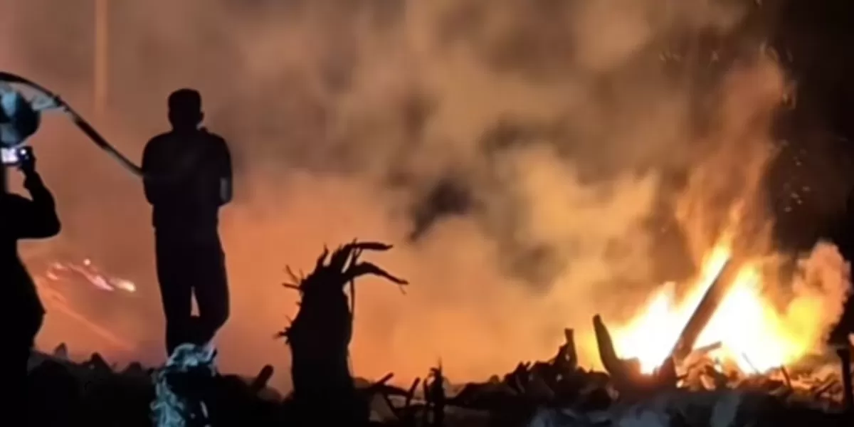 Kebakaran di tumpukan kayu gelondongan di Geudumbak, Aceh Utara.  (Instagram/abdulhakimtop)