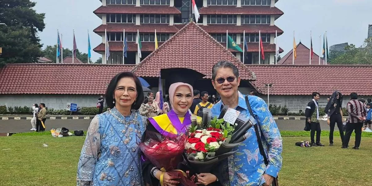 Potret Dokter Boyke, sang istri, dan putri sulungnya yang baru saja lulus kuliah S2 di Universitas Indonesia (Instagram/drboykediannugraha)