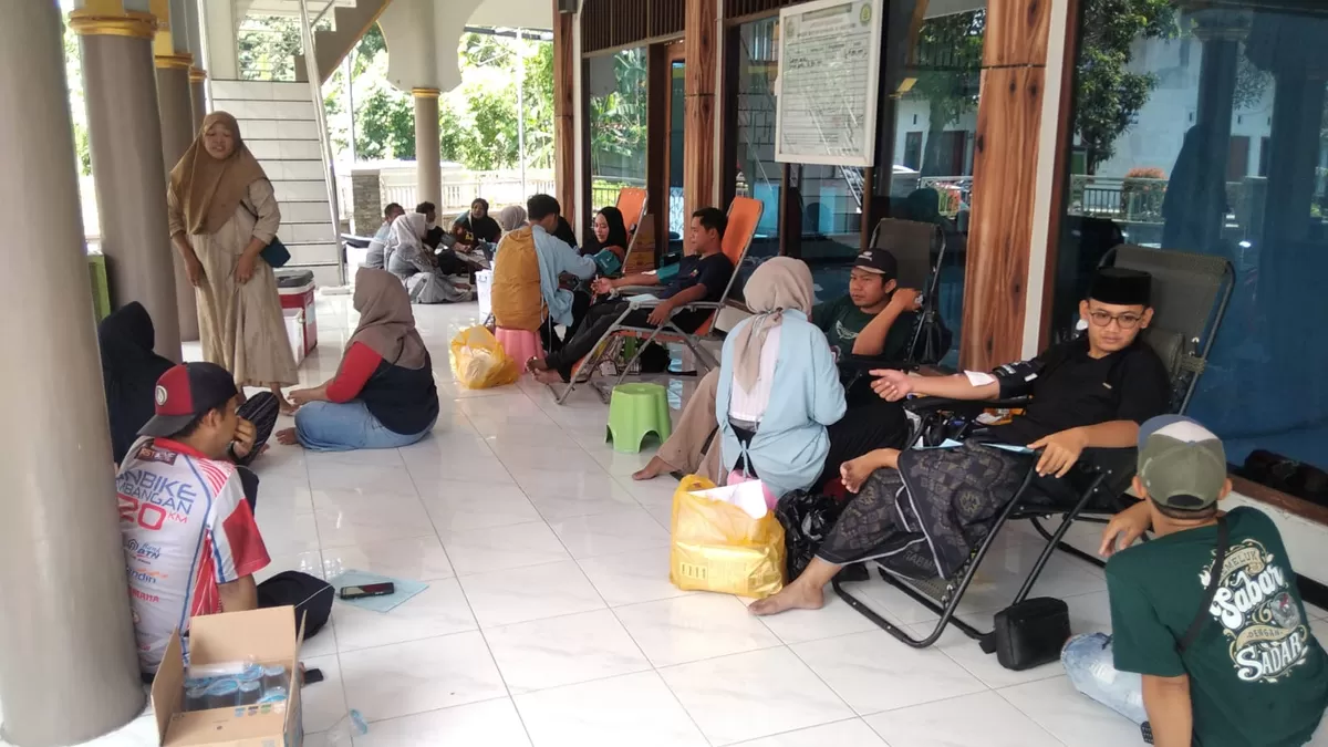 Wali santri dan masyarakat yang berdonor darah dalam acara kelulusan santri TPQ Baiturrahman Al Mustafid (PMI Jember)