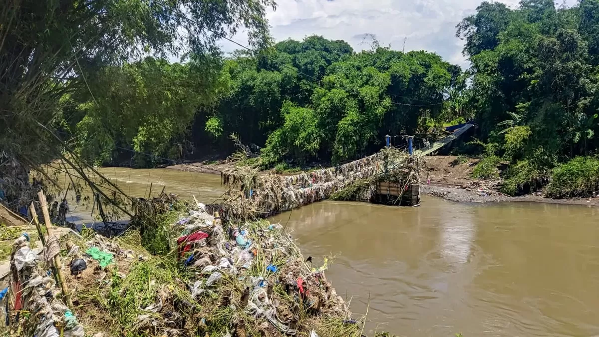 Begini penampakan Jembatan Cinta di Desa Jubung, Kecamatan Sukorambi, yang rusak akibat diterjang banjir, beberapa waktu lalu.  (M Purnomo/SketsaNusantara.id)