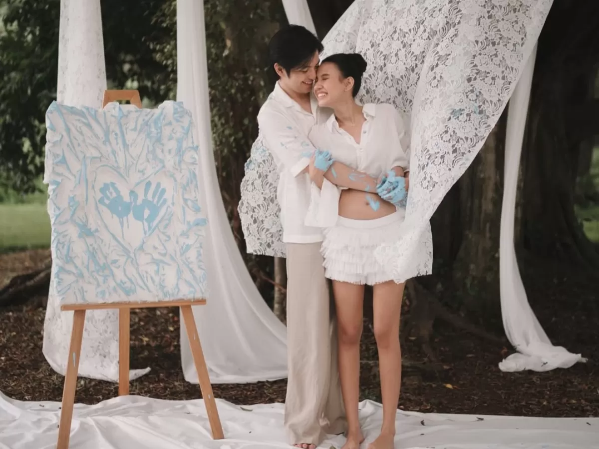 Potret gender reveal calon anak pertama Angga dan Shenina. (Instagram/@angga)