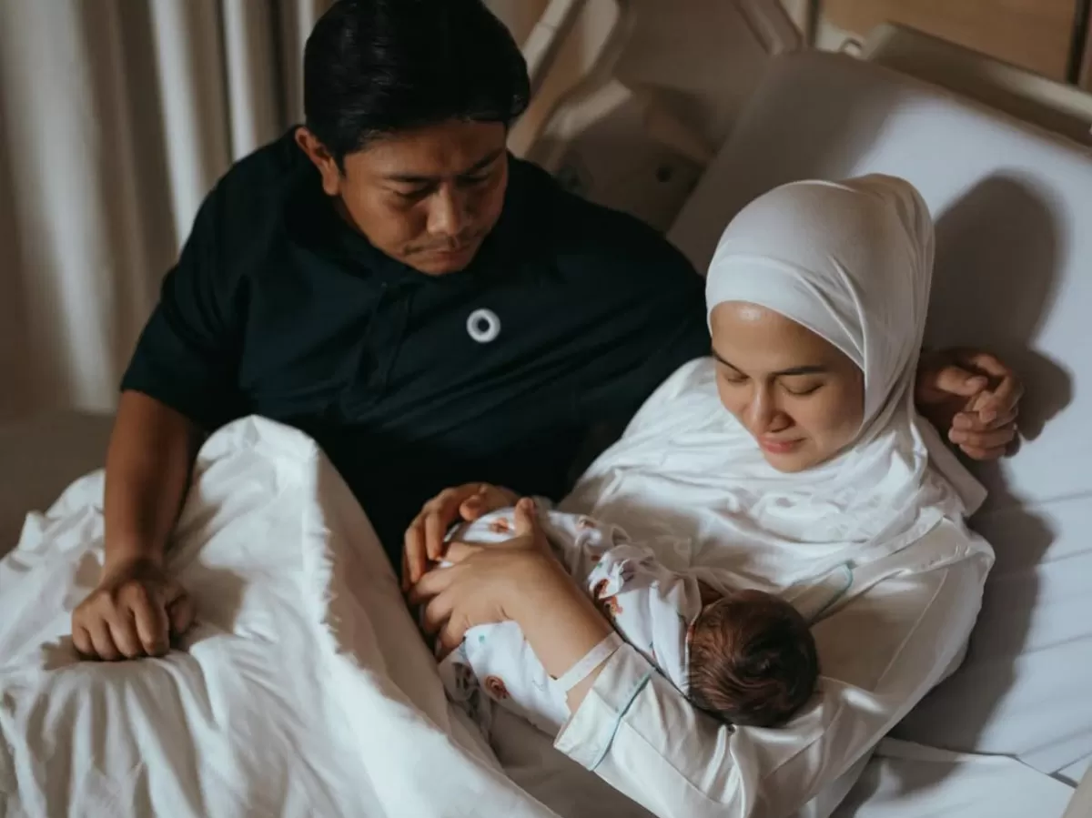 Potret Nina Zatulini yang baru saja melahirkan anak keempat. (Instagram/@ninazatuini22)