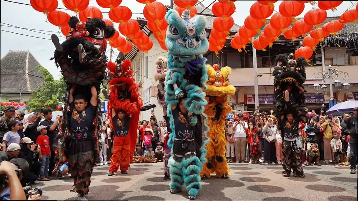 Potret pertunjukan Barongsai dengan beragam warna dalam festival Grebeg Sudiro yang diselenggarakan menyambut Tahun Baru Imlek di Surakarta  (Instagram/grebeg_sudiro)