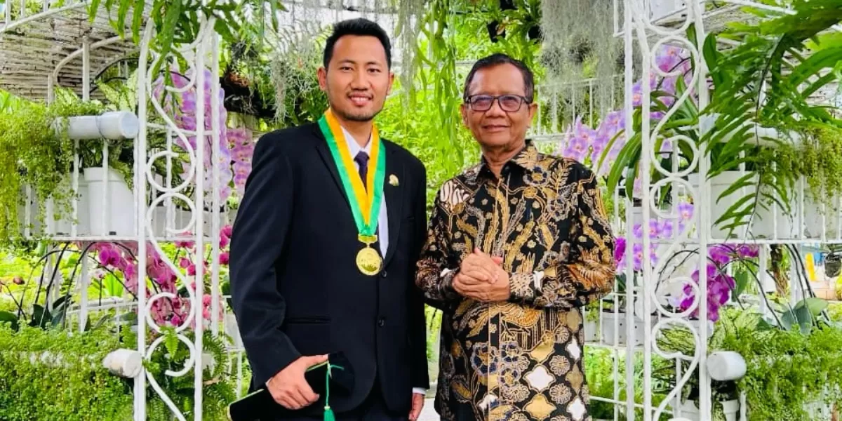 Potret Mahfud MD sedang menghadiri wisuda sang menantu yang menjadi Dokter Spesialis Ortopedi di Universitas Indonesia.   (Instagram/mohmahfudmd)