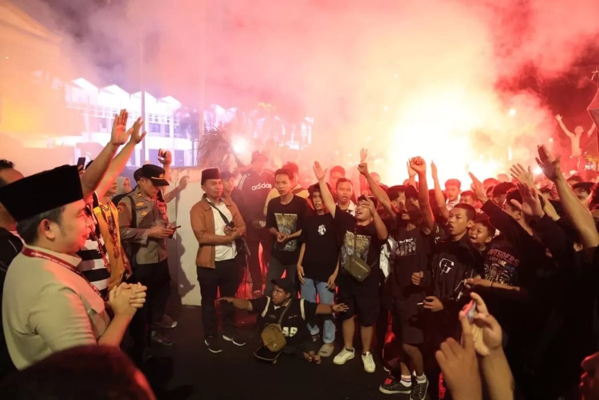 Bupati Jember Gus Fawait saat menyambut kedatangan tim Persid Jember. (Dok Diskominfo Jember)