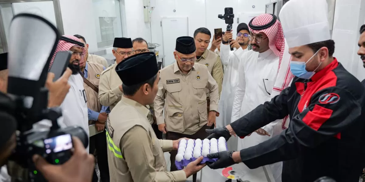 Menteri Haji dan Umrah Moch. Irfan Yusuf saat meninjau langsung dapur penyedia konsumsi jemaah Indonesia di kawasan Safwat Al Wessam, Makkah, Minggu 15 Februari 2026. (X/RadioElshinta)