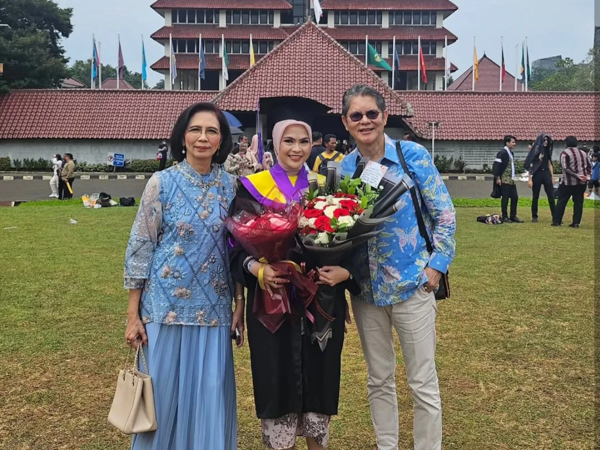 Potret wisuda anak sulung dokter Boyke. (Instagram/@drboykediannugraha)