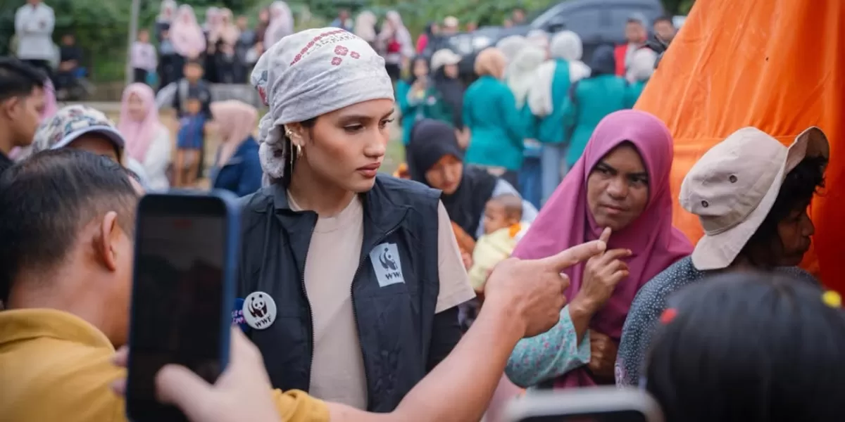 Potret Cinta Laura yang sedang mengunjungi korban terdampak bencana alam di Aceh. Merasa terharu dengan keterbatasan yang ada. (Instagram/claurakiehl)