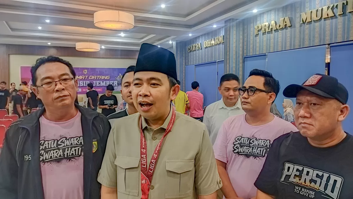 Bupati Jember Muhammad Fawait bersama Ketua Yayasan Persid. (Dok Diskominfo Jember)
