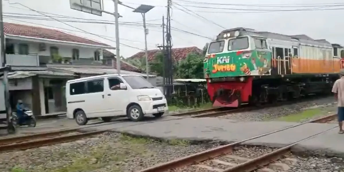 Kereta Api Harina sebelum bertabrakan dengan mobil. (X/Jateng_Twit)