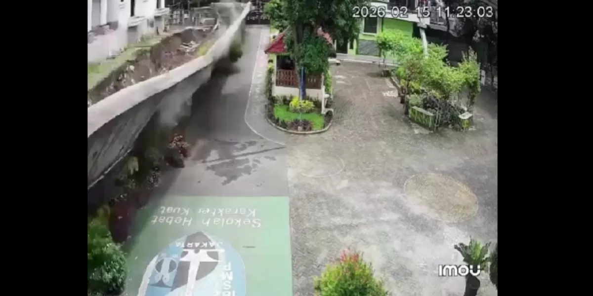 Detik-detik tembok rumah mewah yang ambruk dan menimpa area SMPN 182 Jakarta. (X/neVerAl0nely___)