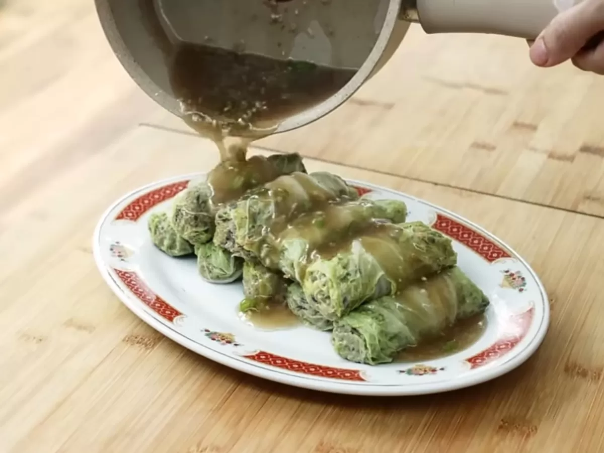 Daging Gulung Sawi ala chef Devina Hermawan untuk sahur Ramadhan 2026.  (YouTube/Davina Hermawan)