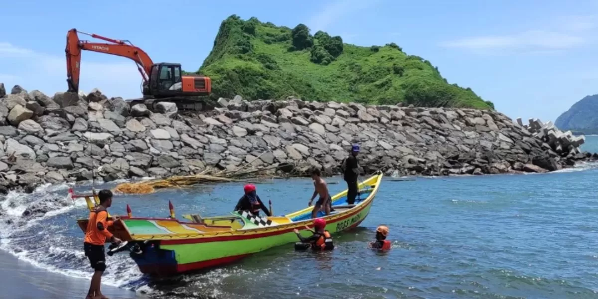 Operasi SAR pencarian pemancing yang tersapu ombak di Pantai Cangaan Jember (Instagram/@kantorsar_Banyuwangi)