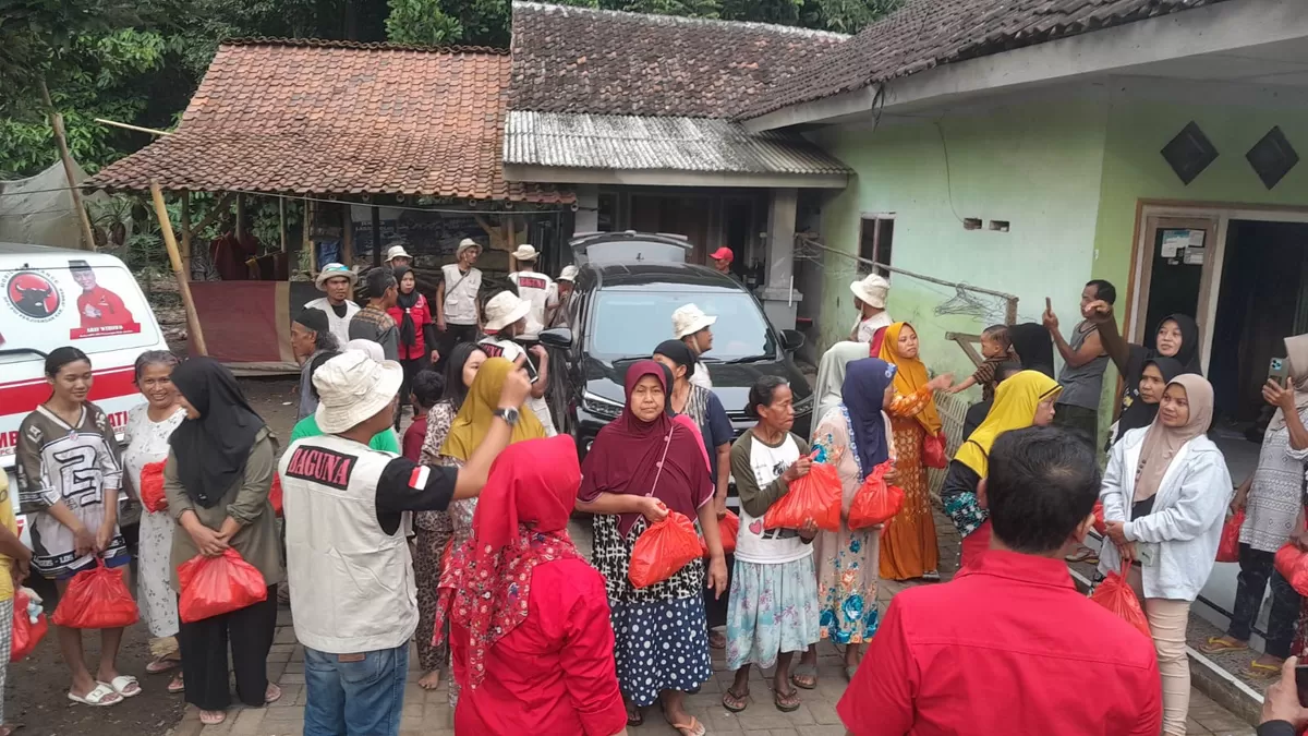 Penyaluran bantuan oleh DPC PDI Perjuangan Jember untuk korban banjir. (Angga Juli Setiawan/SketsaNusantara.id )