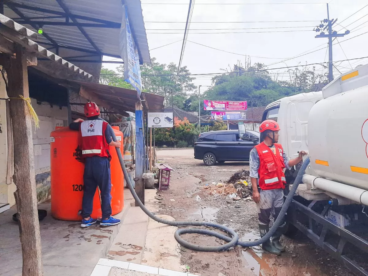 Penyaluran bantuan air bersih oleh BPBD Jember. (Dok BPBD Jember)