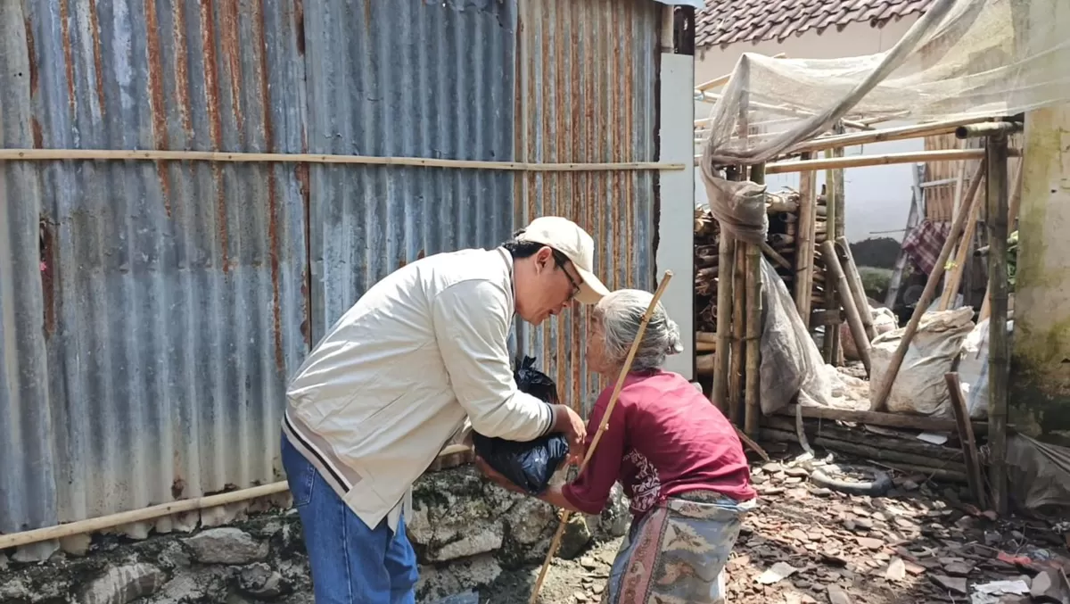 Legislator Gerindra Jember berikan bantuan kepada masyarakat yang terdampak banjir. (Angga Juli Setiawan/SketsaNusantara.id)