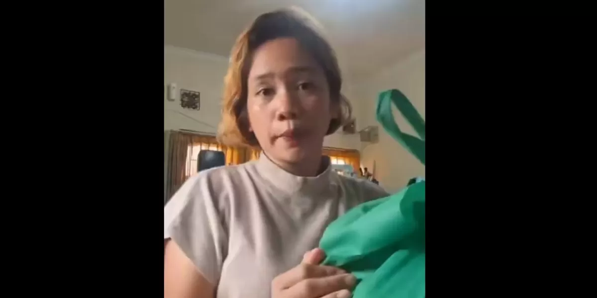 Seorang ibu menunjukkan isi paket MBG rapelan untuk anak PAUD menjelang libur Ramadhan. (X/RadioElshinta)