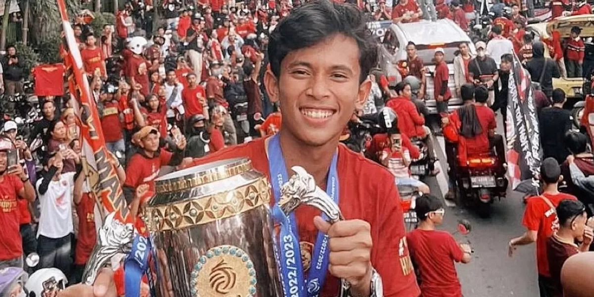 Ricky Pratama saat merayakan gelar bersama PSM Makassar.  ((X/gilabola_ina))