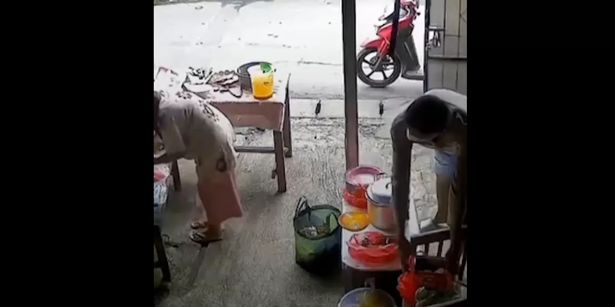 Rekaman CCTV memperlihatkan pelaku saat beraksi di lapak nenek penjual nasi uduk di Bekasi. (X/dhemit_is_back)