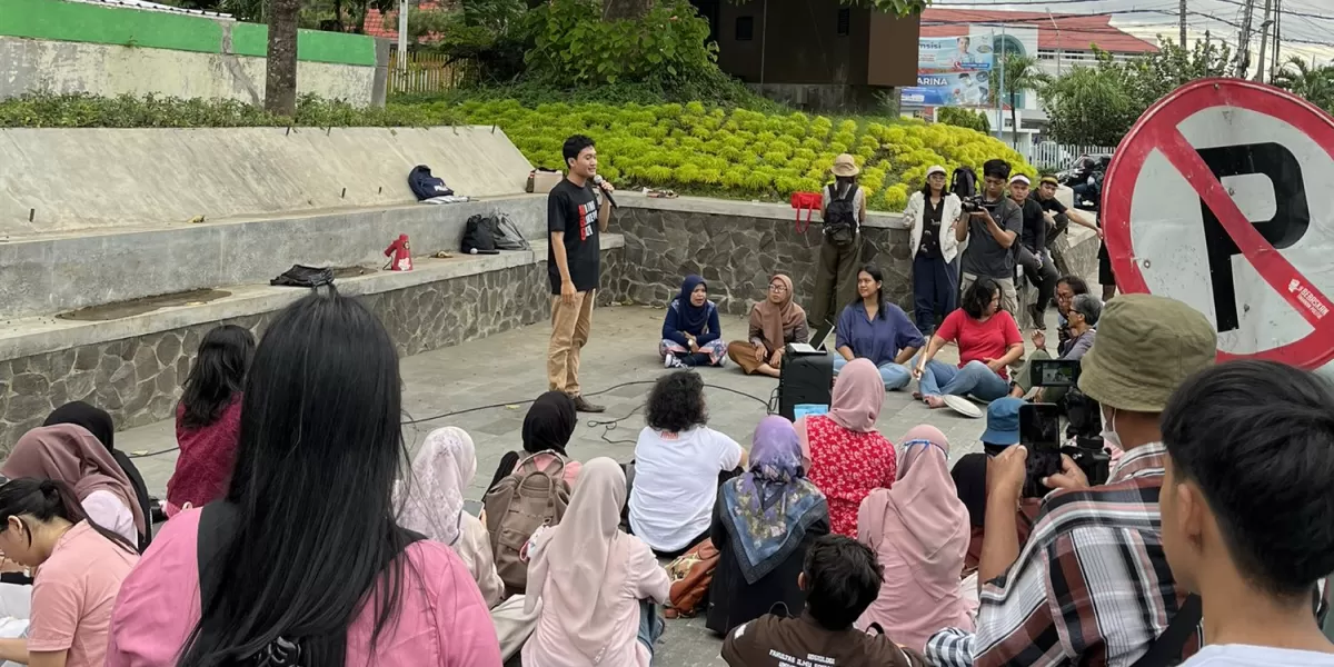 Suasana aksi mahasiswa yang diwarnai orasi kritis terhadap program MBG dan sorotan atas dugaan teror terhadap Ketua BEM UGM. (X/GUSDURians)