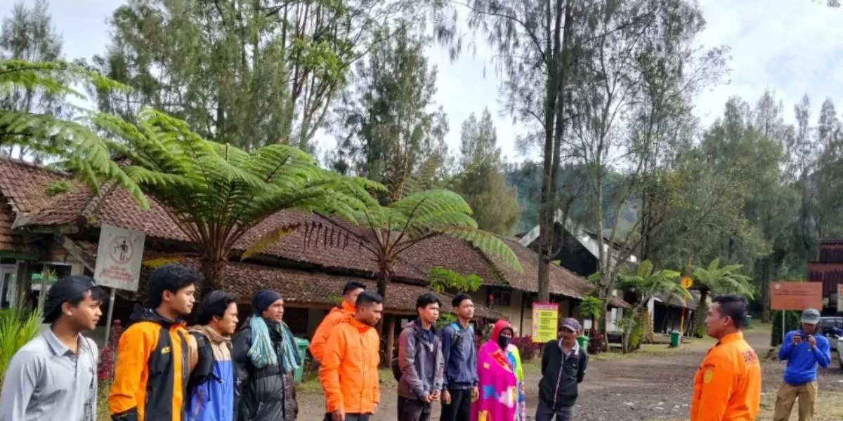 Tim SAR Gabungan saat briefing pencarian hari kedua pendaki hilang di Gunung Ijen (Instagram/@kantorsar_banyuwangi)