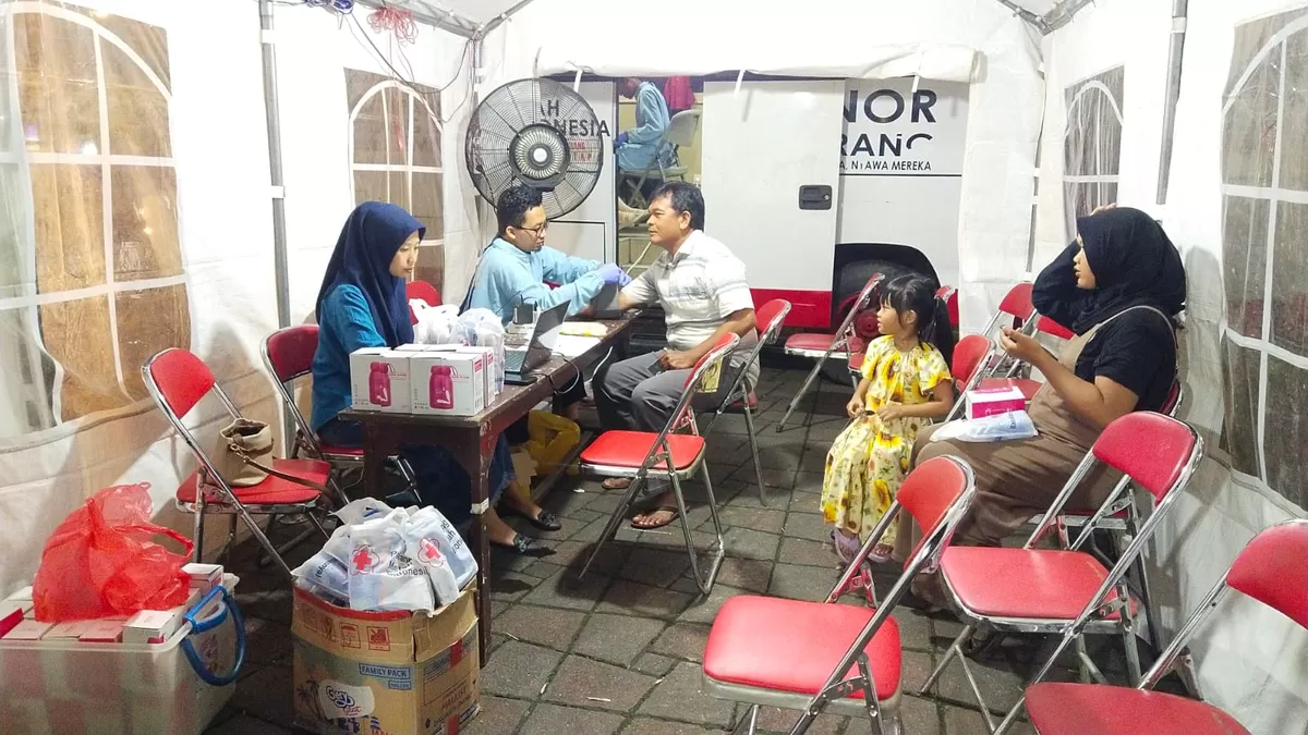 Puluhan umat Islam berbondong-bondong mendatangi gerai donor darah yang digelar oleh Unit Donor Darah (UDD) PMI Kabupaten Jember, Rabu (18/2) malam. (Dok. PMI Jember)
