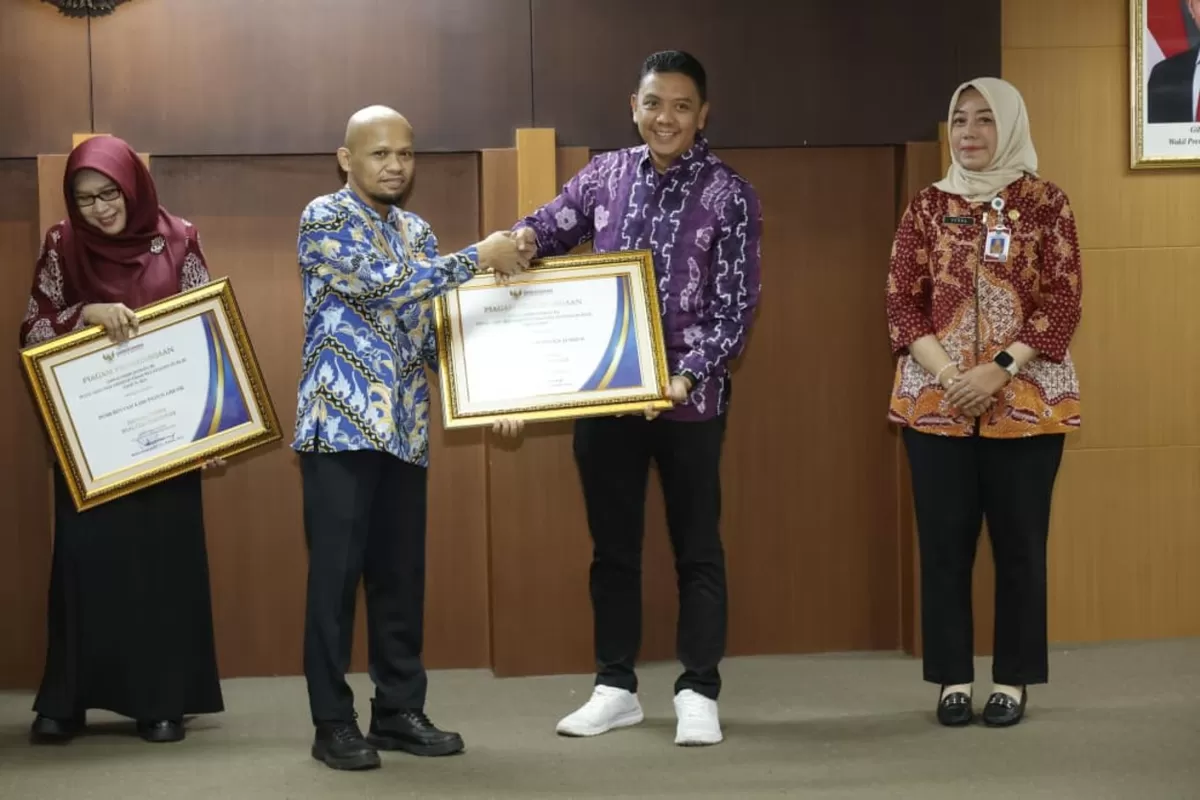 Penghargaan dari Ombudsman kepada Pemkab Jember. (Dok Diskominfo Jember)