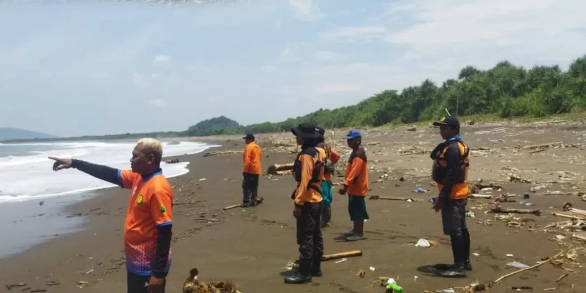 Tim SAR Gabungan lakukan penyisiran di hari keempat pencarian pemancinig di Pantai Cangaan Jember (Instagram/@kantorsar_banyuwangi)