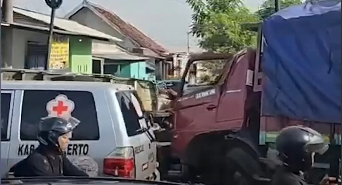 Potret kondisi setelah terjadi kecelakaan antara truk gandeng dengan tronton yang memicu kemacetan di Jalan Raya Pacing, Kecamatan Bangsal, Mojokerto. (Instagram/edctv.lifestyle)