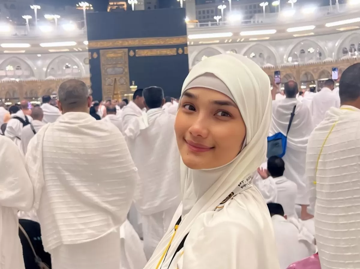 Momen umrah Faby Marcelia yang perdana. (Instagram/@fabbymarcelia)