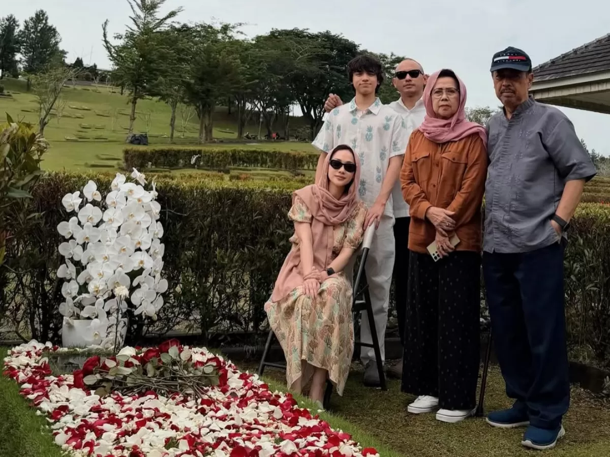 BCL ditemani Noah, dan keluarganya saat kunjungi makam Ashraf Sinclair (Instagram/@itsmebcl)