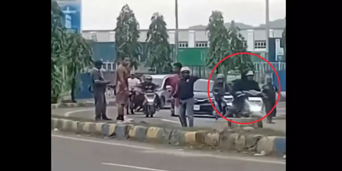 Tangkapan video motor dibawa kabur di lokasi kejadian kecelakaan di depan Hotel Mamberamo Sorong.  (X/RadioElshinta)