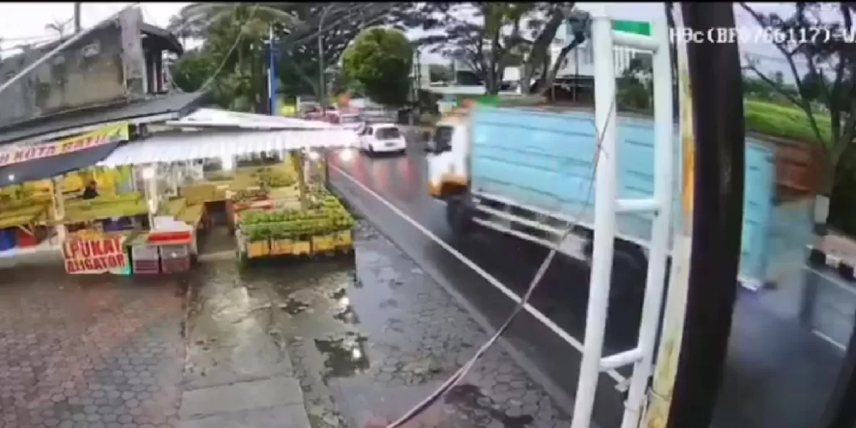 Rekaman kamera pengawas memperlihatkan detik-detik truk Fuso menabrak kendaraan lain dan tiang PJU di Jalan Patimura, Kota Batu (X/RadioElshinta)