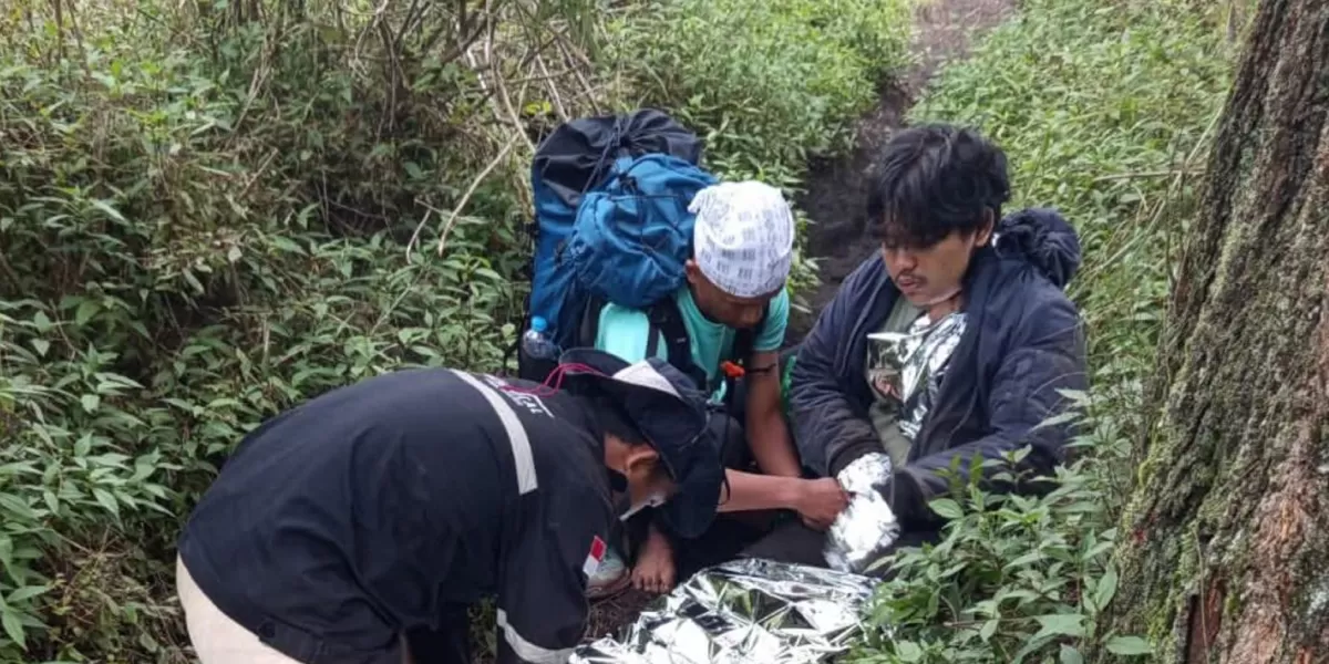 Tim gabungan mengevakuasi pendaki asal Jember yang mengalami cedera lutut di jalur curam Gunung Rante, Banyuwangi.  (Facebook/Adri FiversMejagong Jr.)