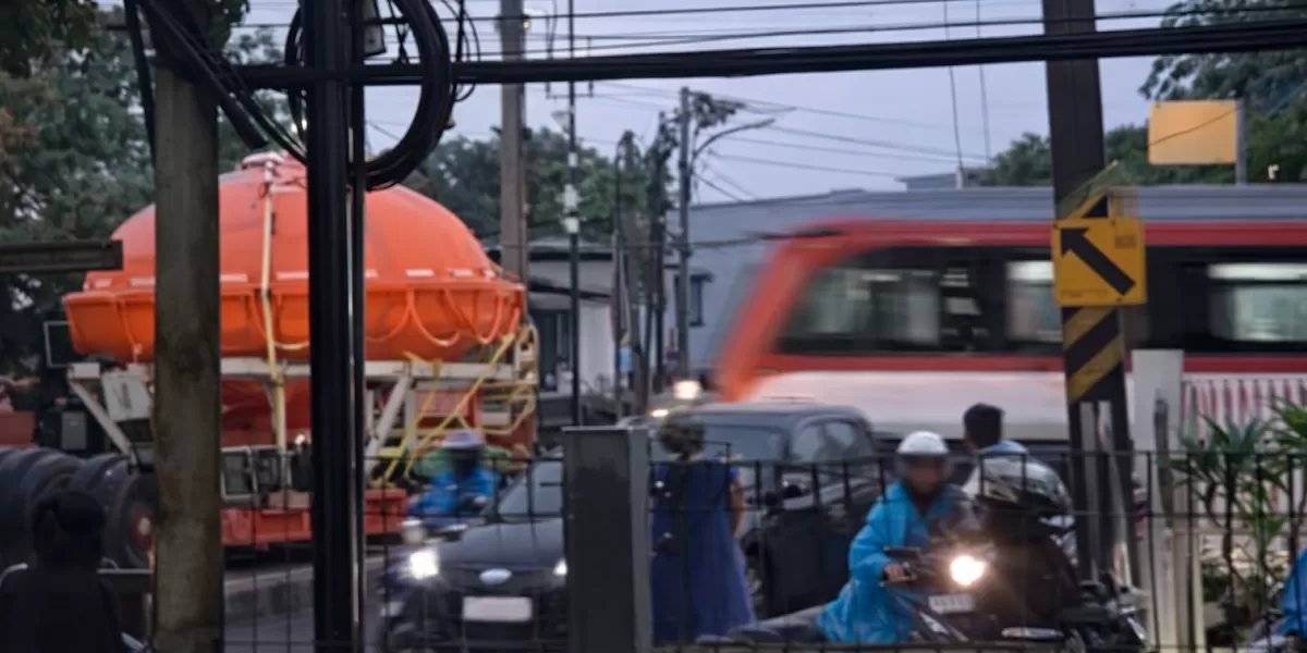 Tangkapan layar di perlintasan Poris saat detik-detik kereta bandara dan truk terlibat tabrakan.  (X/RadioElshinta)