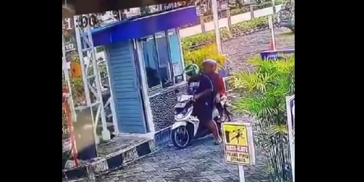 Rekaman CCTV memperlihatkan terduga pelaku saat bersama korban sebelum motor dibawa kabur.  (X/merapi_uncover)