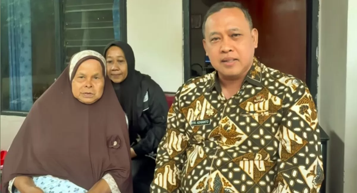 Momen nenek Atnah, penjual nasi uduk di Jatiwarna, Bekasi yang mendapat bantuan dari Wali Kota Tri Adhianto usai kisahnya viral jadi korban pencurian (Instagram/mastriadhianto)