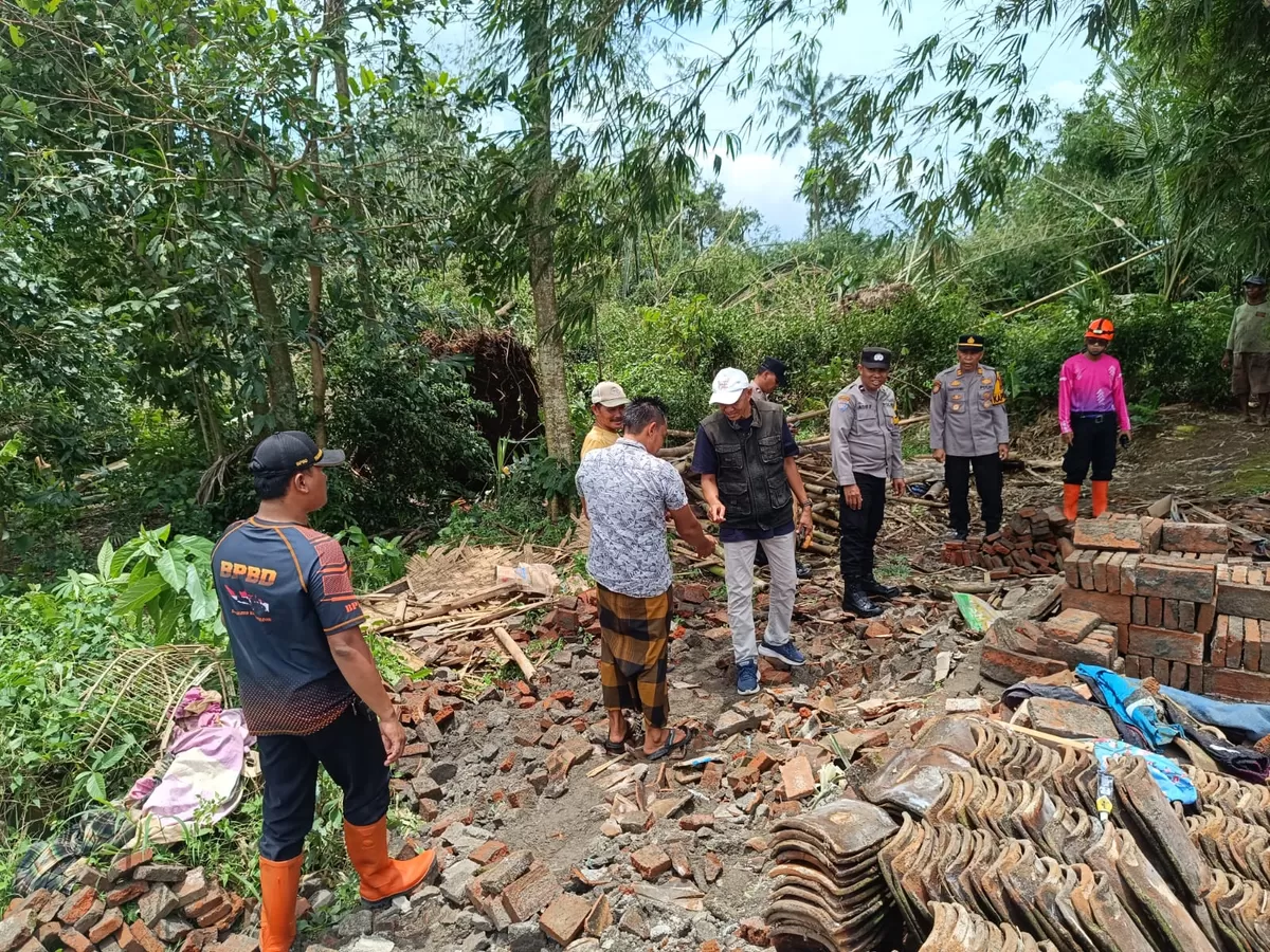 BPBD Jember memberikan bantuan kepada korban bencana. (Dok BPBD Jember)
