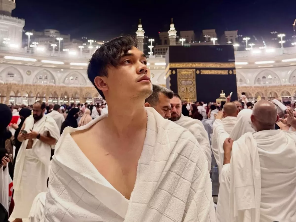 Potret Ikbal Fauzi jalani umrah di bulan puasa Ramadhan berlangsung. (Instagram/@ikbalfauzi_)