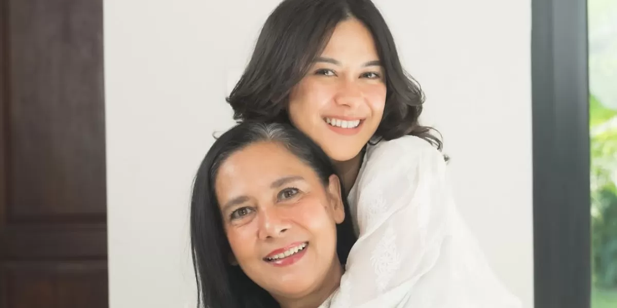 Potret Lydia Kandou yang kini sudah berusia 63 tahun sedang berpose dengan anak tertuanya, Nana Mirdad. (Instagram/nanamirdad)