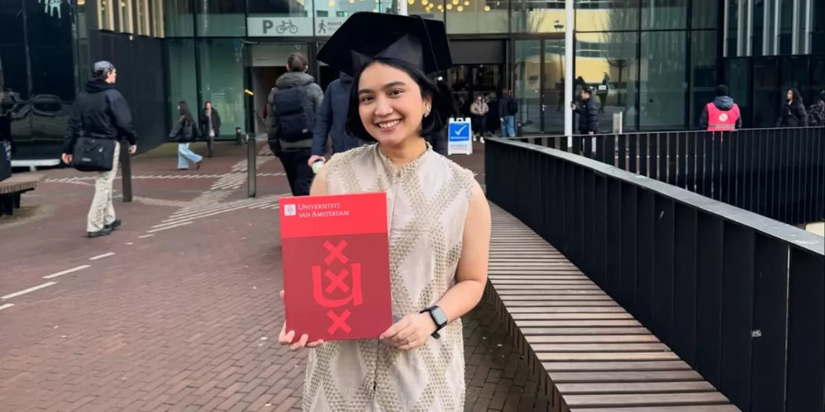 Bangga! Potret Rachel Amanda yang tunjukkan ijazah masternya setelah berkuliah S2 di Belanda. (Instagram/auroramanda95)