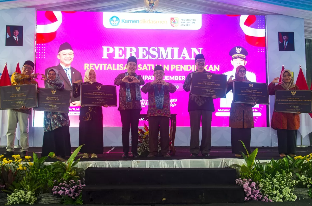 Mendikdasmen dan Gus Fawait saat meresmikan ratusan sekolah yang telah direvitalisasi. (Dok Diskominfo Jember)